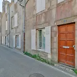 Nid Douillet Entre Et Port *